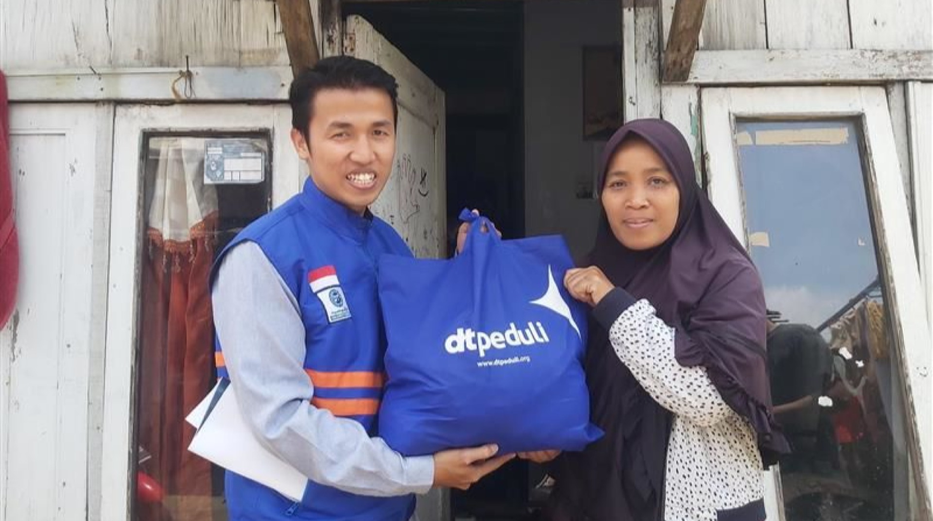 Pancaran Senyum Bahagia Rini Terima Bingkisan Lebaran dari DT Peduli 