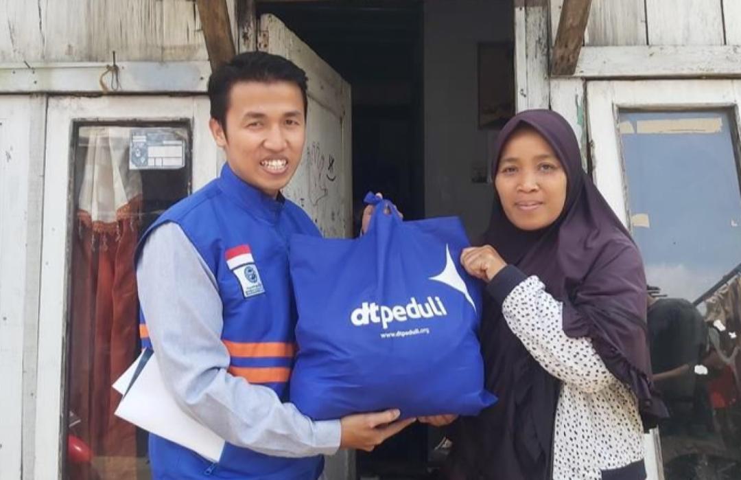 Pancaran Senyum Bahagia Rini Terima Bingkisan Lebaran dari DT Peduli 
