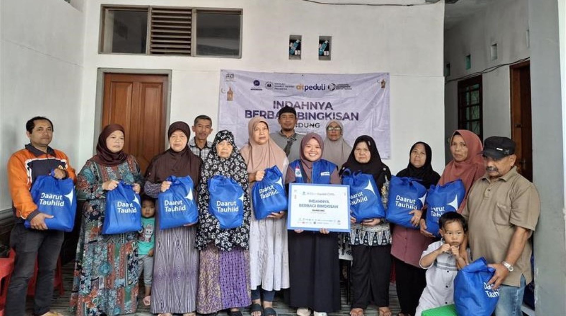 Indahnya Berbagi Bingkisan , Yayasan DT Rahmatan Lil Alamin dan DT Peduli Bagikan 517 Paket Sembako   