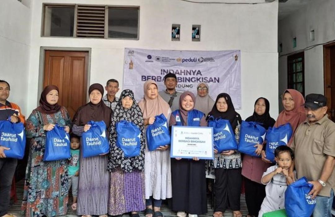 Indahnya Berbagi Bingkisan , Yayasan DT Rahmatan Lil Alamin dan DT Peduli Bagikan 517 Paket Sembako   