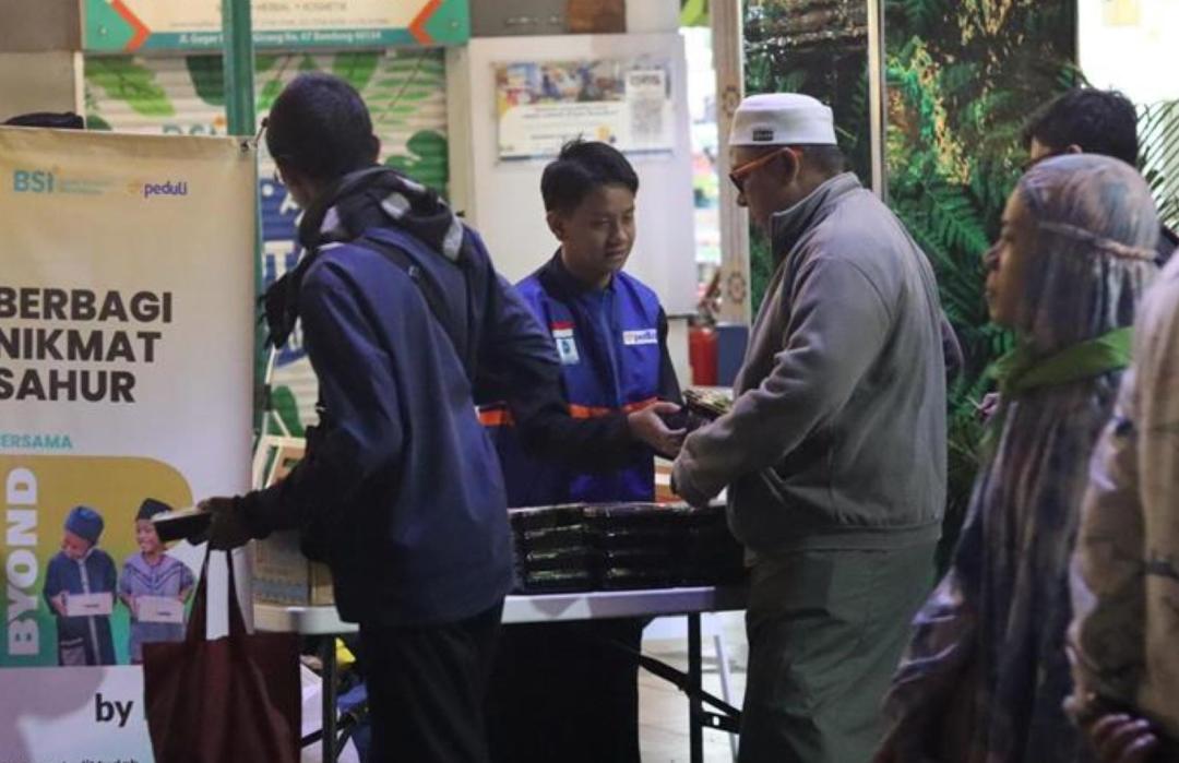 BSI dan DT Peduli Bagikan Ribuan Paket Sahur di 10 Malam Terakhir Ramadhan