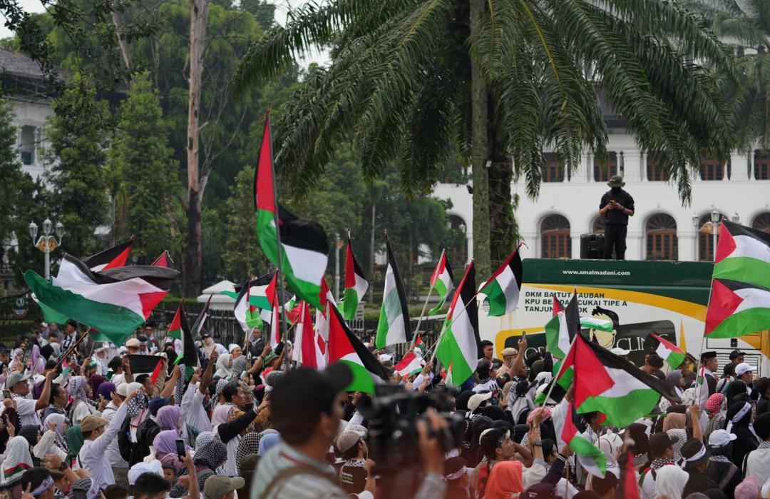Puluhan Ribu Massa Gelar Aksi Solidaritas dan Doa untuk Palestina di Bandung